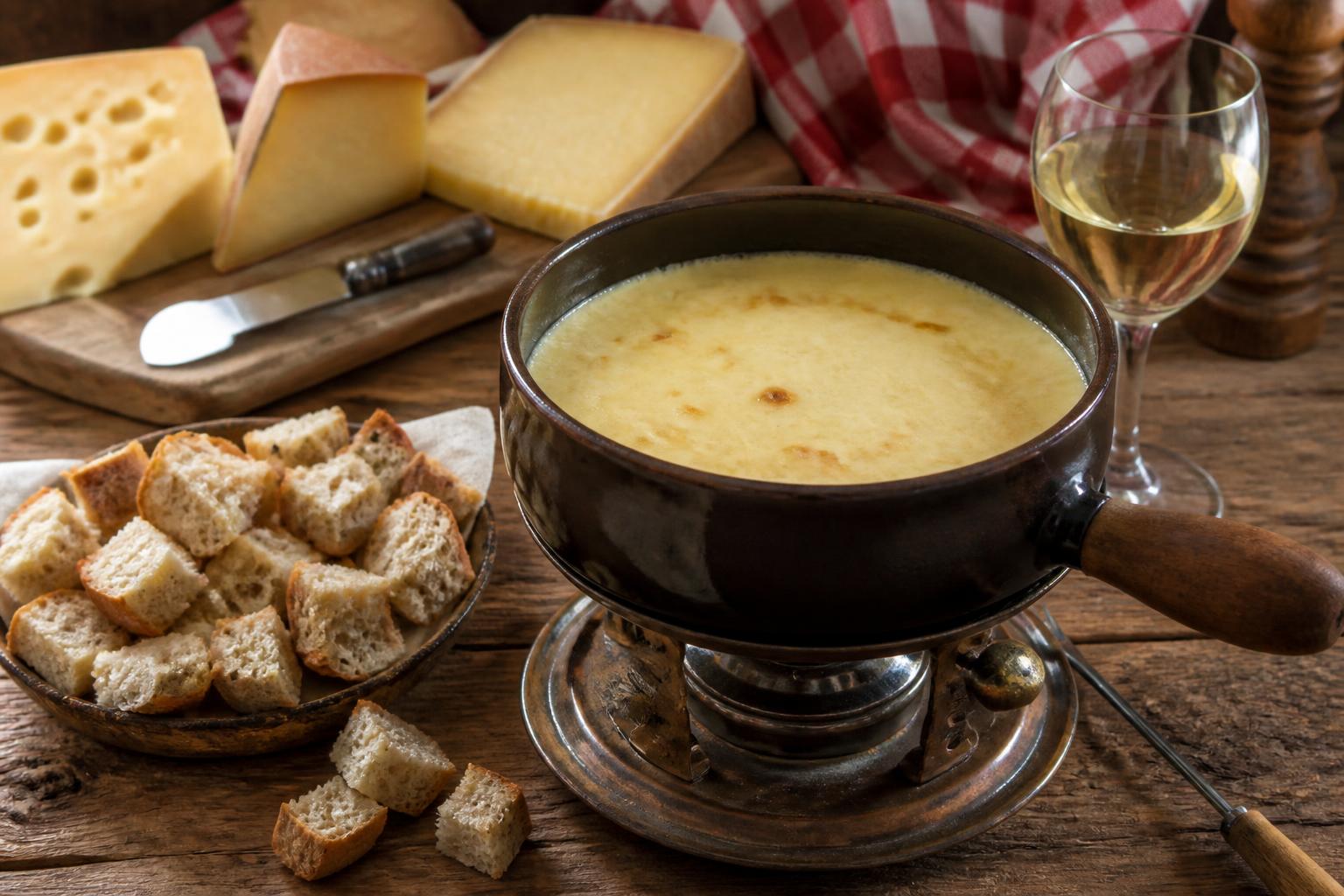 découvrez comment réussir une fondue savoyarde traditionnelle aux 3 fromages, avec des conseils simples pour un repas convivial et savoureux.