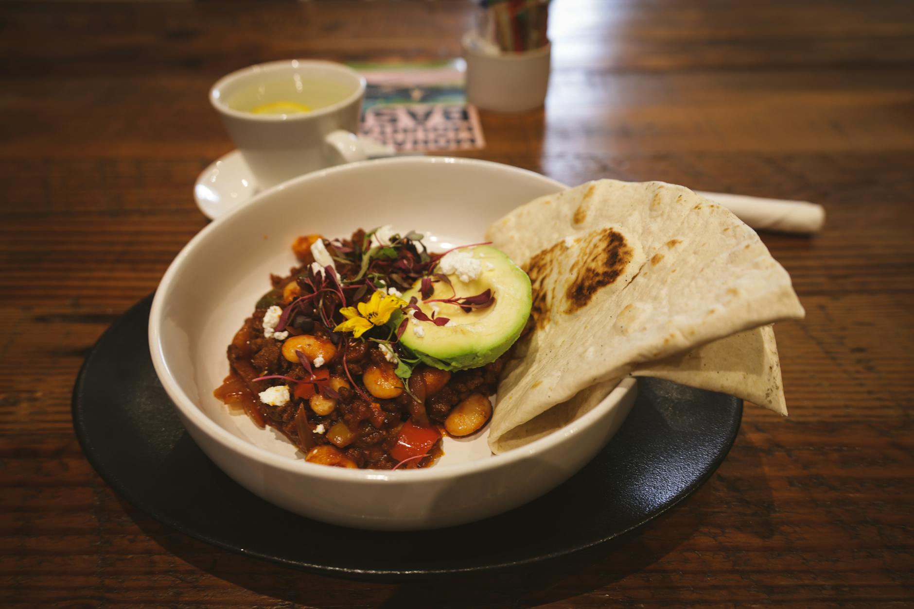 Chili con carne : origines texanes, influences mexicaines et esprit brasserie — bol de chili con carne avec garnitures