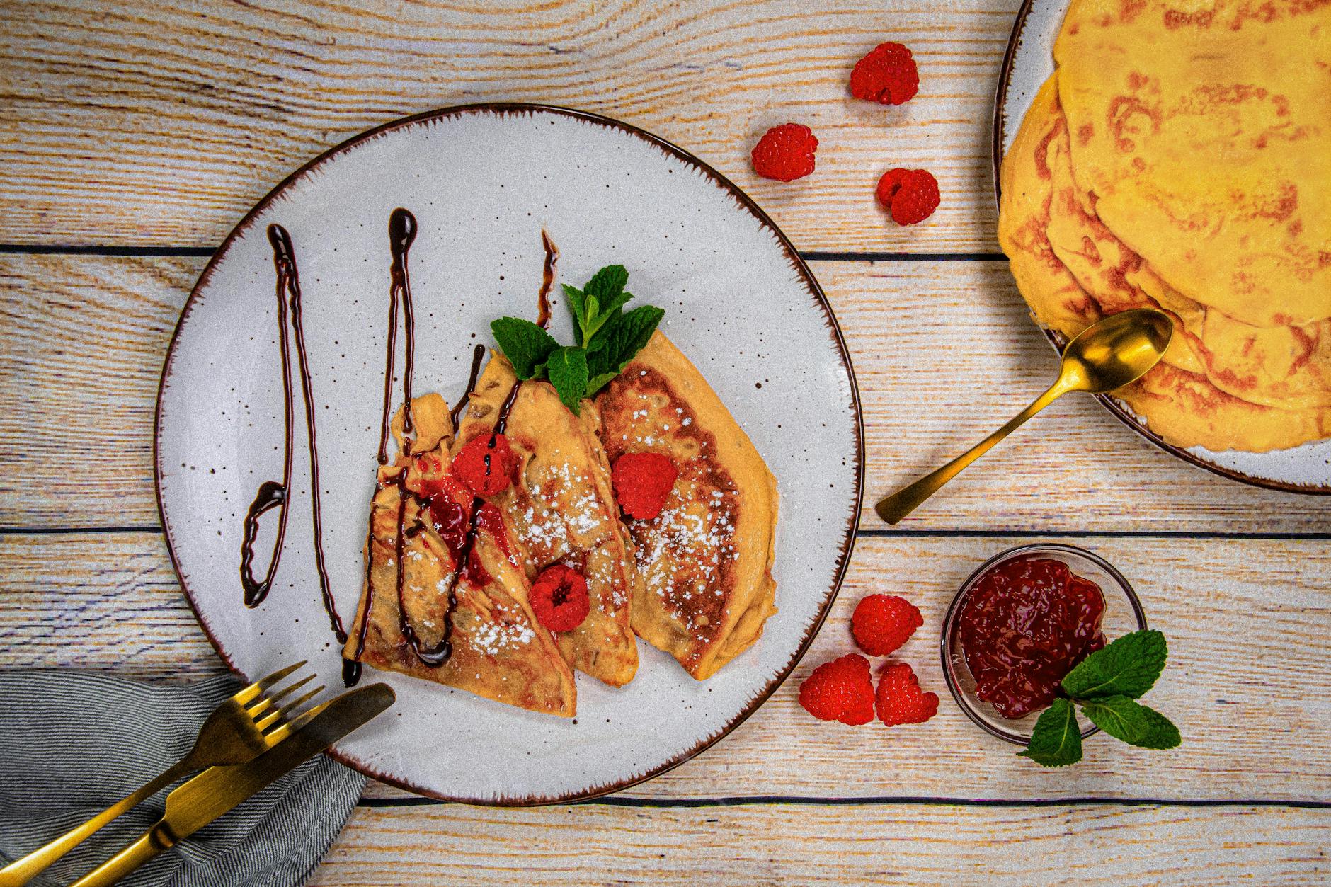 Recette de pâte à crêpes facile et rapide pour des crêpes souples et dorées — pile de crêpes dorées avec garnitures