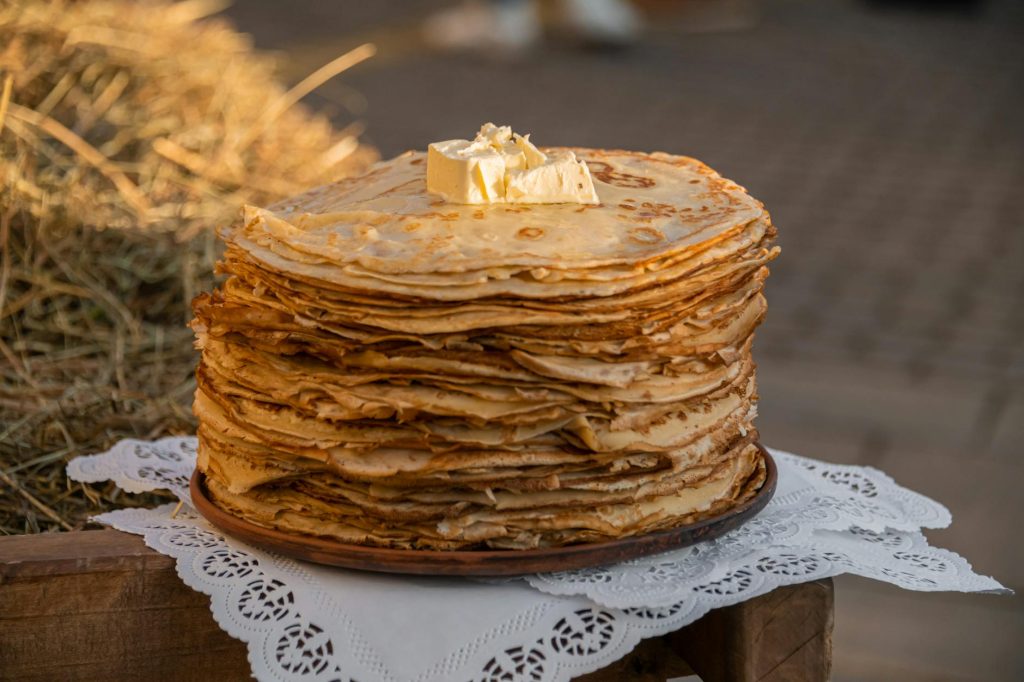 Recette de crêpes faciles pâte — pile de crêpes dorées avec garnitures
