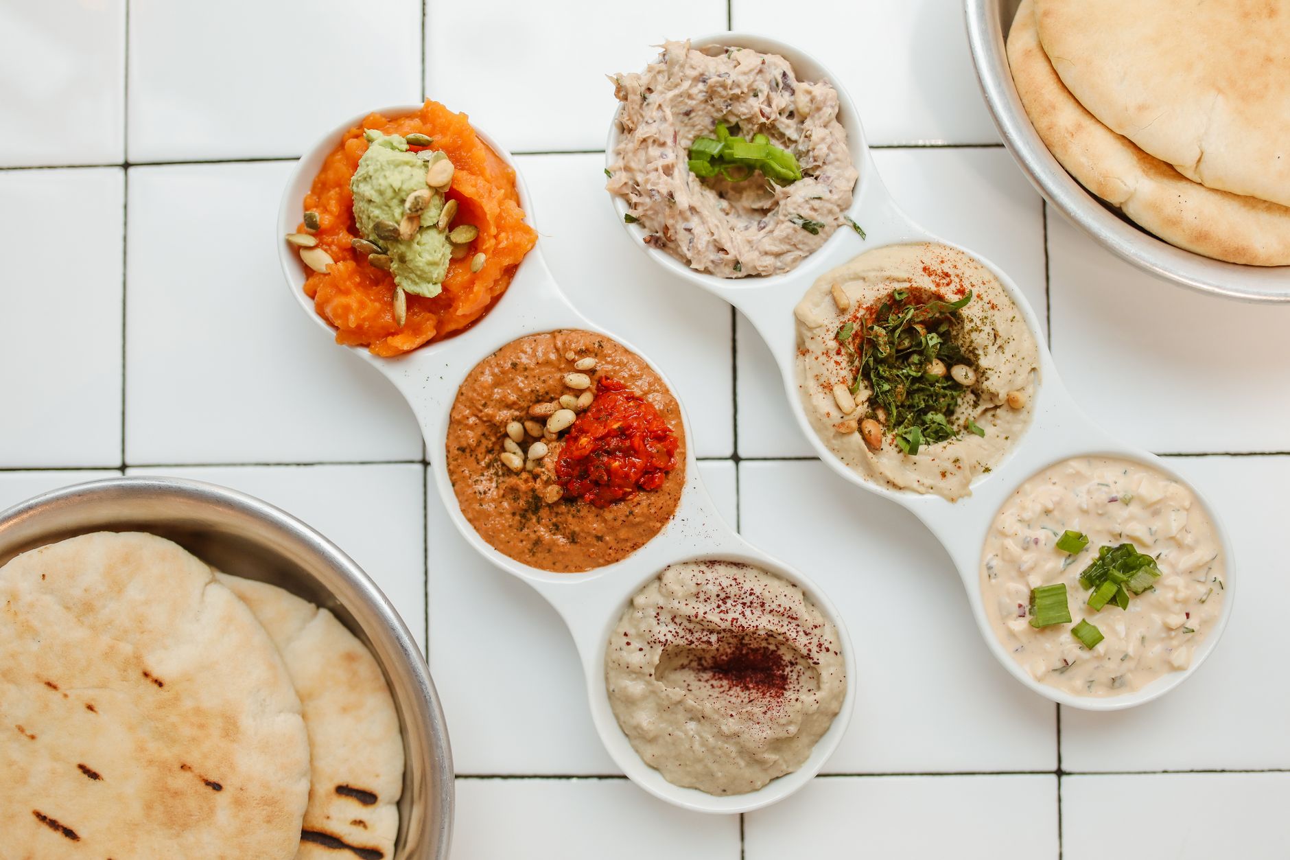 Entrées froides simples et bluffantes pour recevoir sans transpirer — plateau d'entrées colorées avec dips