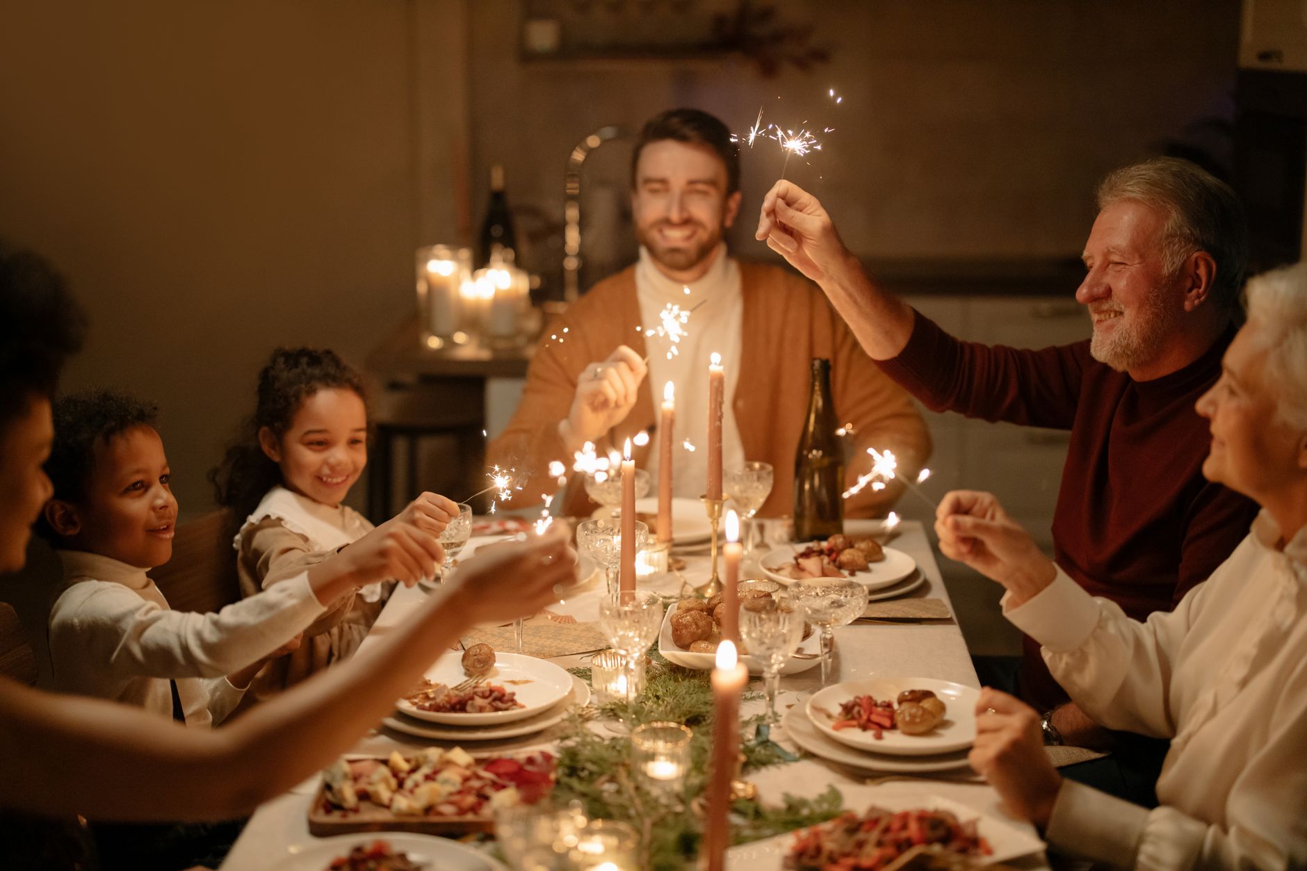Menus de semaine pour 50 idées de repas faciles du dîner en famille au repas entre amis — table de dîner en famille avec nourriture