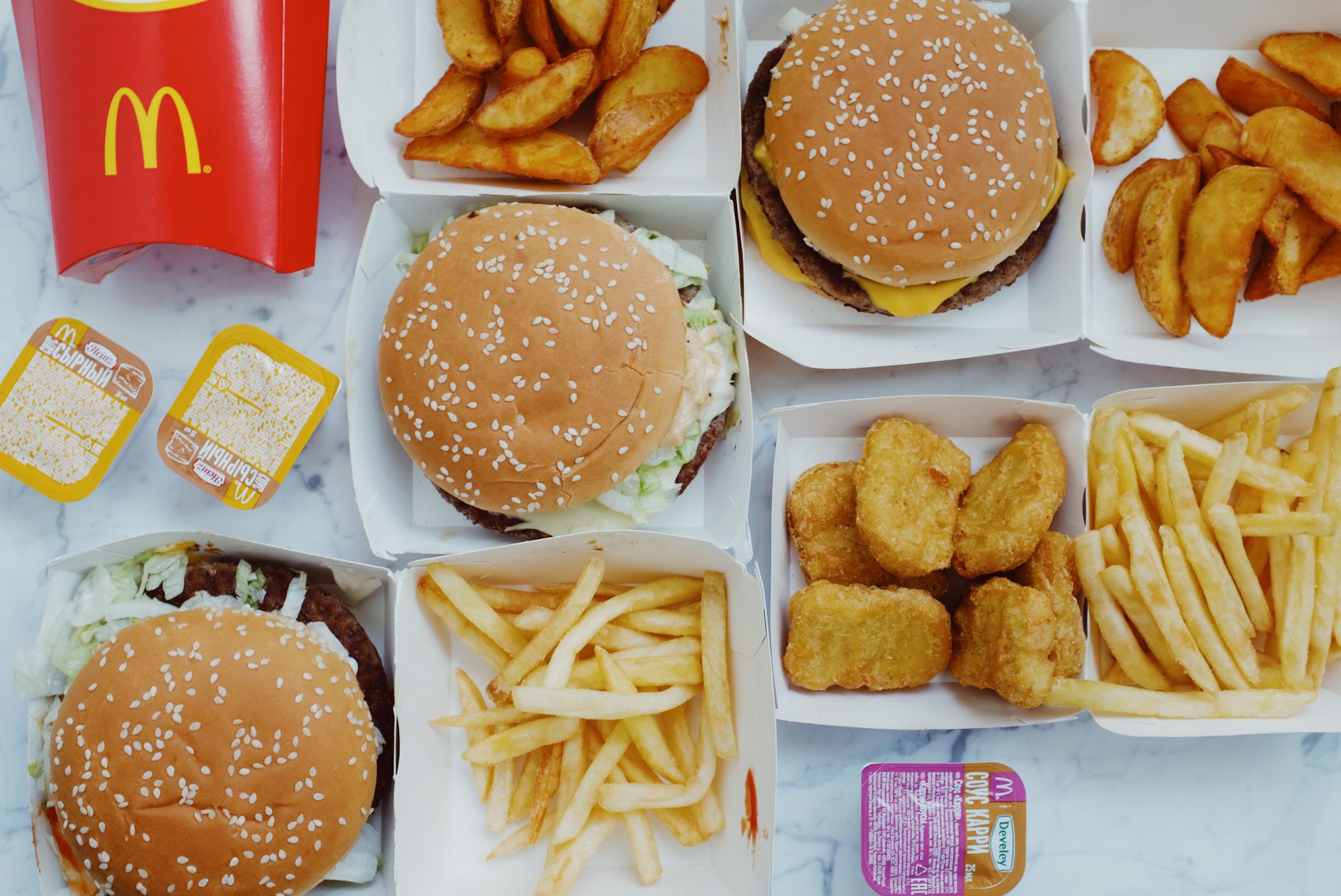 Combien coûte un menu McDo — menu McDonald's avec frites et burger