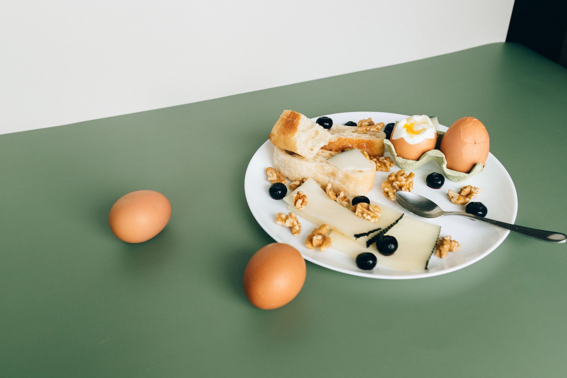 Protéines de l’œuf : chiffres clés et répartition blanc/jaune — œufs cuits sur une assiette