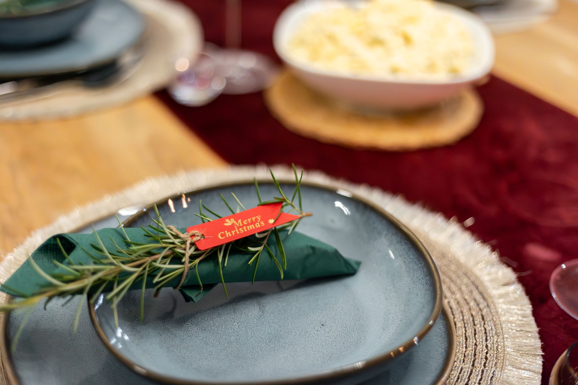 Entrées de Noël simples et originales pour lancer le repas de fête en beauté — table de Noël festive décorée