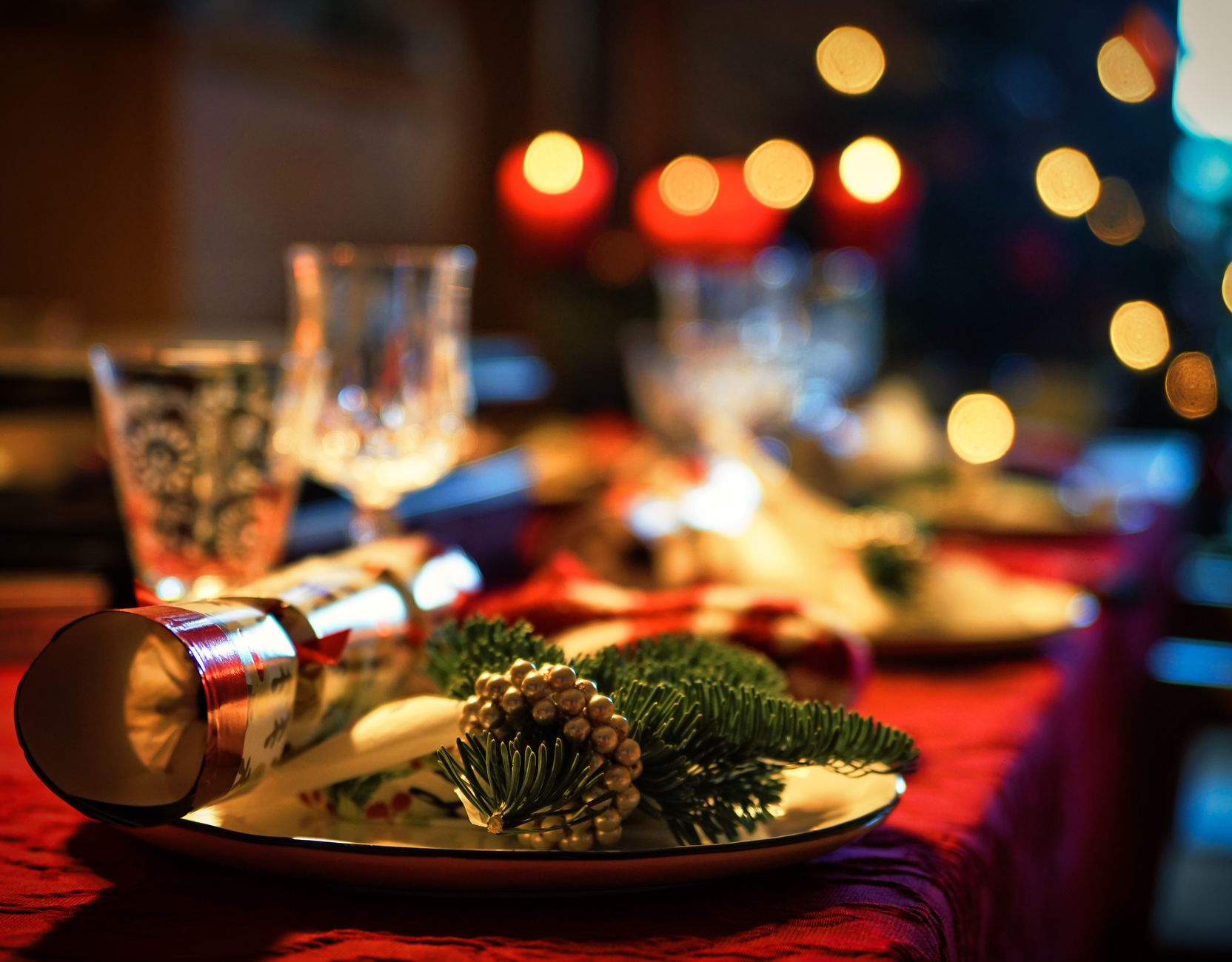 Menu de Noël simple et — table de Noël festive décorée