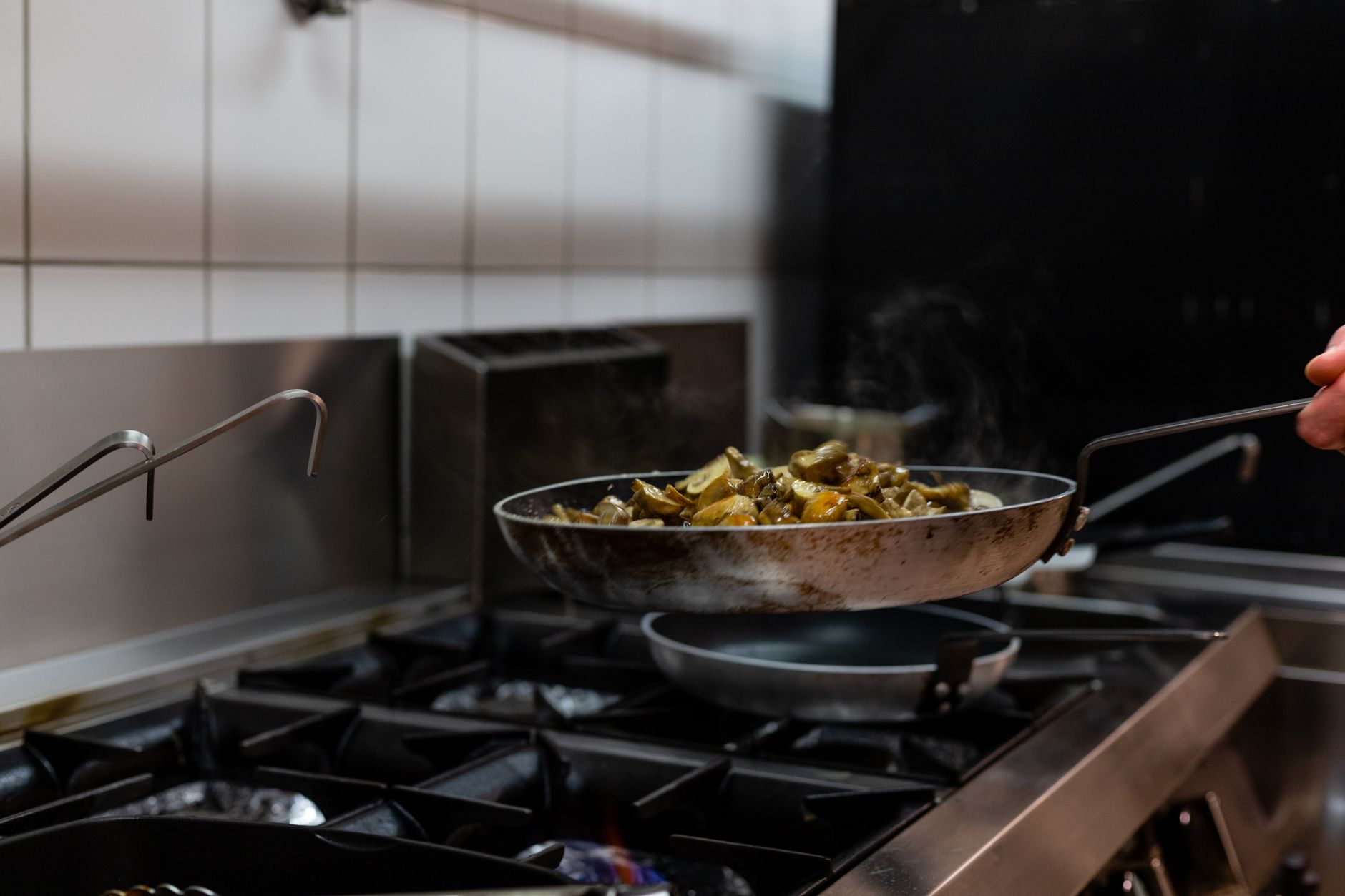 Poêle en inox et danger pour la santé : ce que dit vraiment la science — poêle en inox cuisinant des légumes