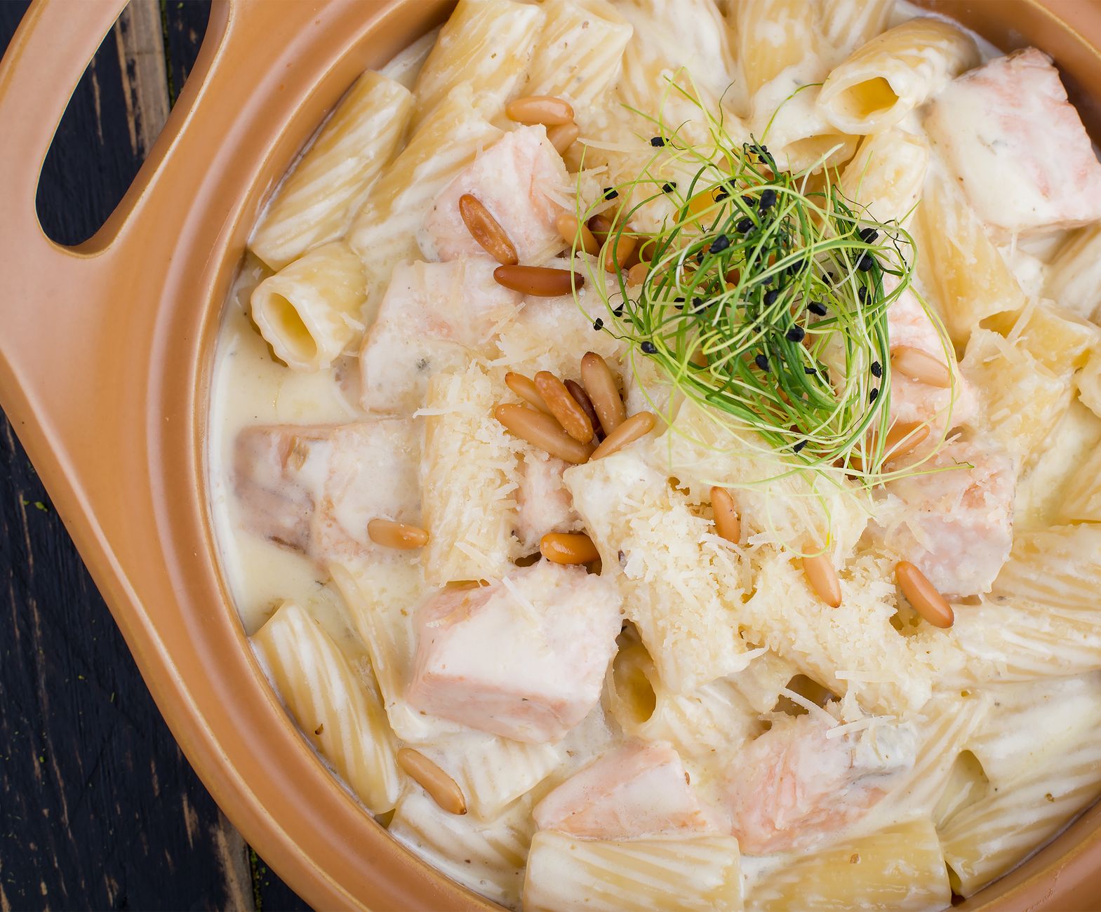 Préparer des pâtes au saumon — plat de pâtes crémeuses au saumon