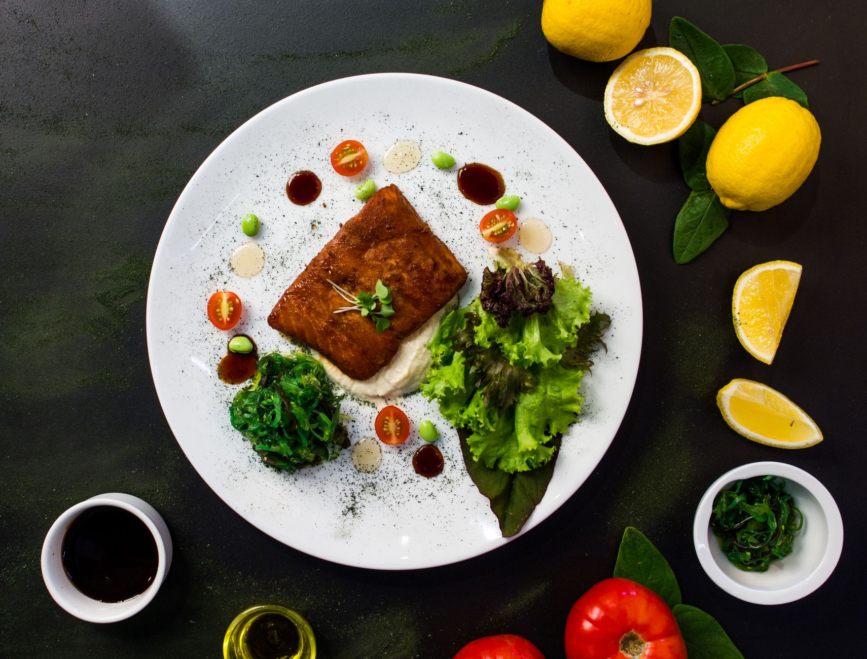 Accompagnement saumon : légumes chauds et salades fraîches qui font la différence — plat de saumon avec légumes et salade