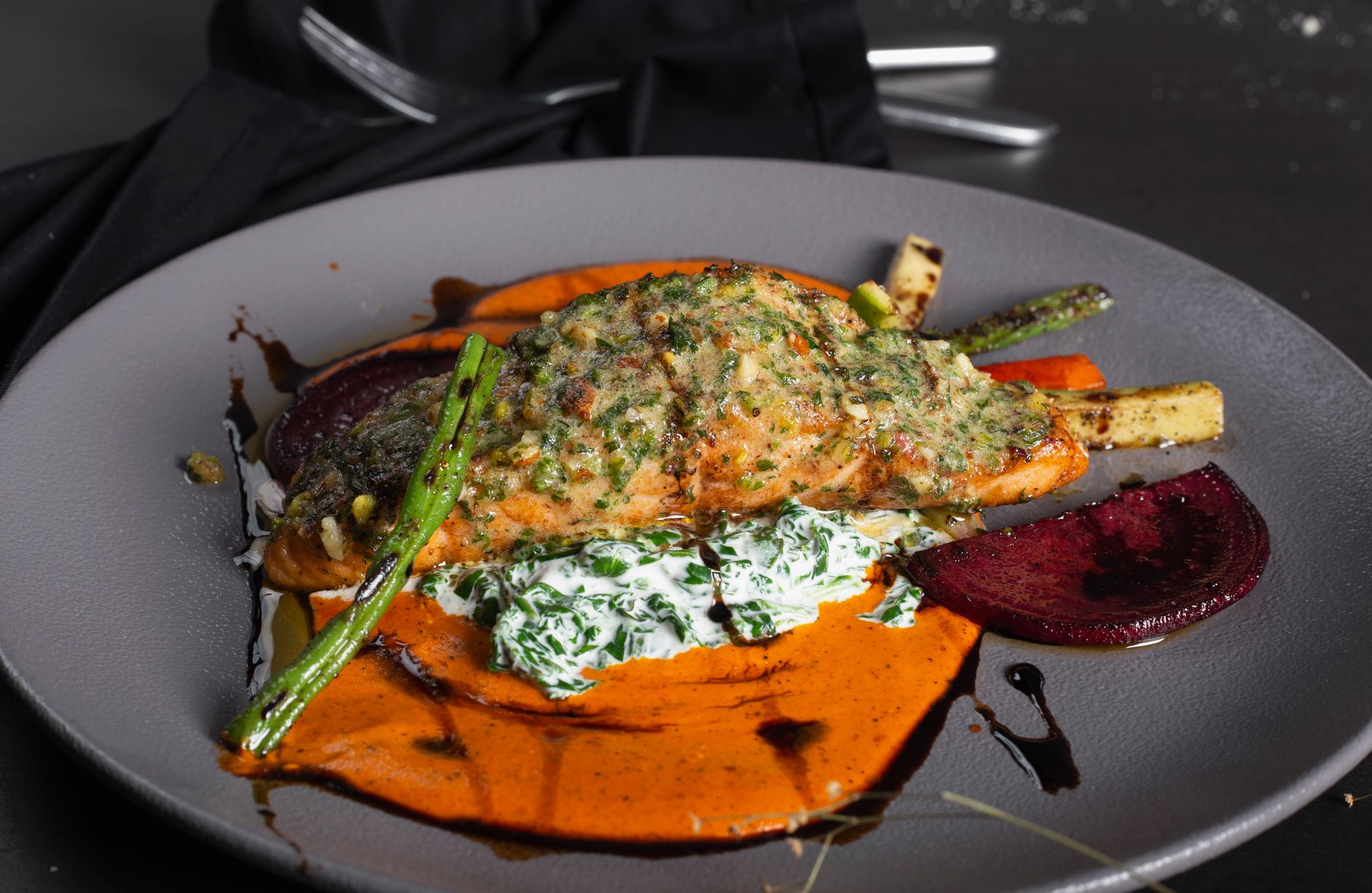 Quel accompagnement avec du saumon — saumon grillé avec légumes sur assiette