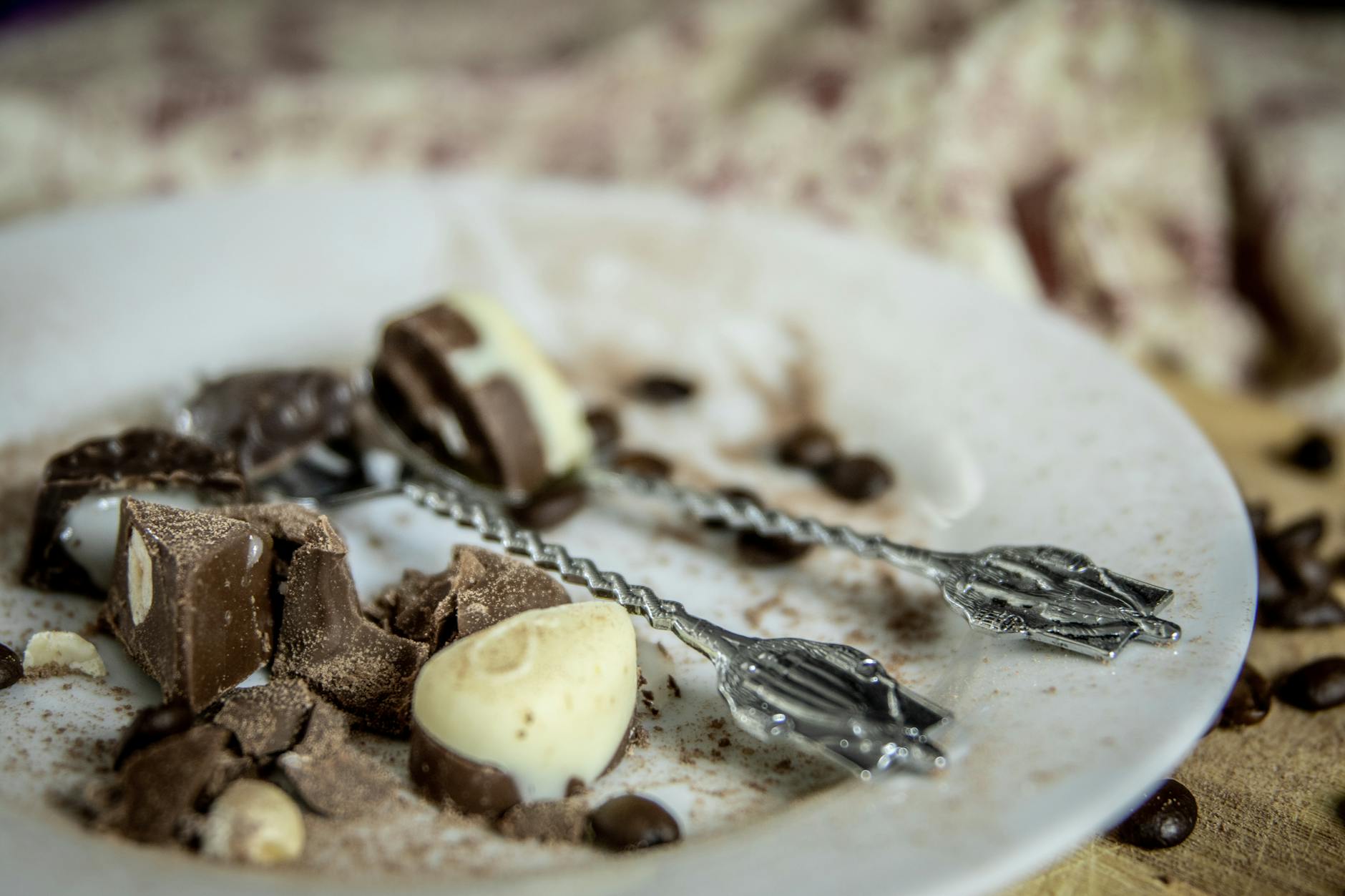 Roses des sables au chocolat : comprendre la base avant d’attaquer — assiette de roses des sables au chocolat
