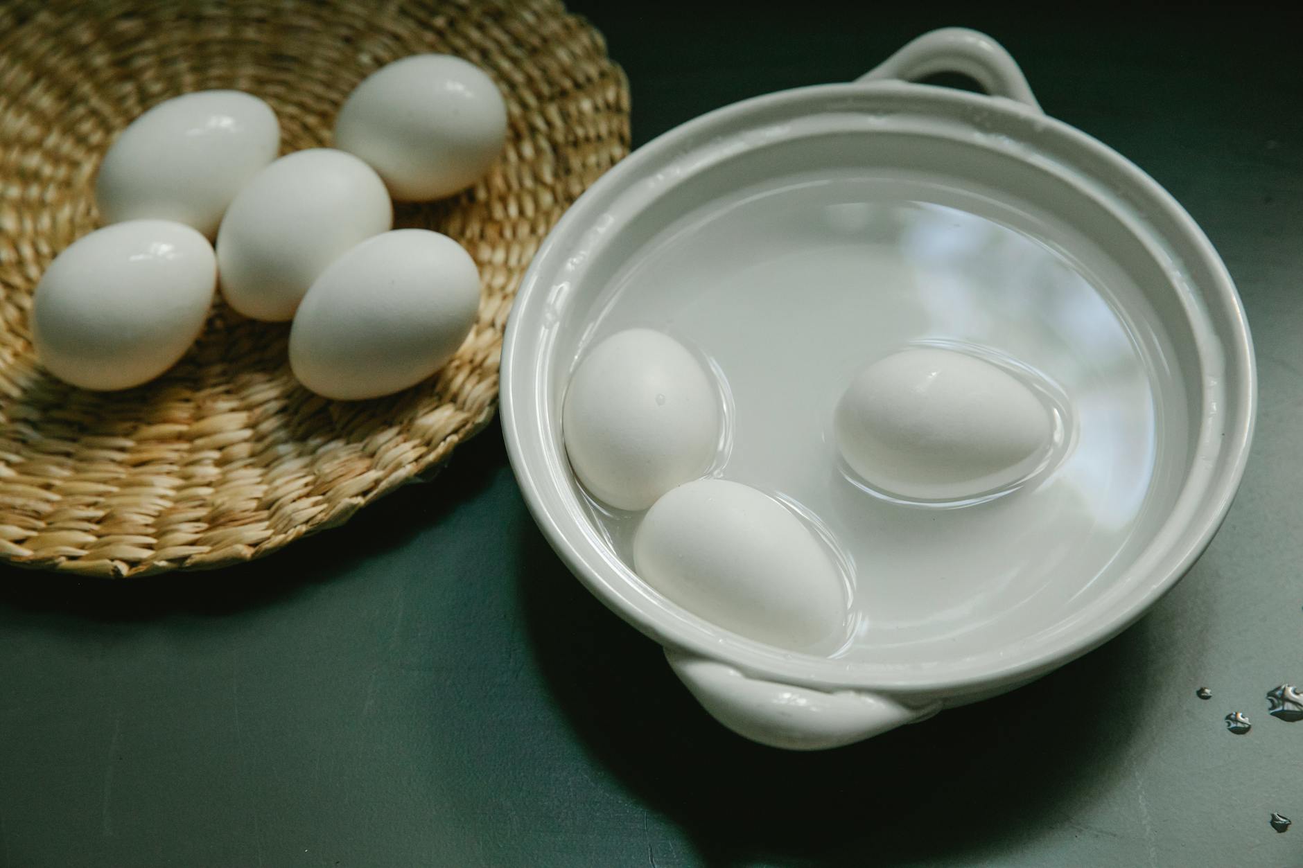 Tuto savoir si un œuf — œufs frais dans un test d'eau
