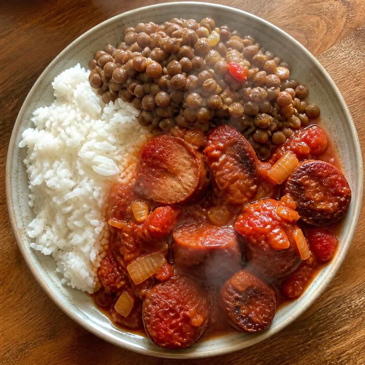 découvrez comment préparer le rougail saucisses, plat emblématique de la réunion, chez vous avec notre recette simple et savoureuse.