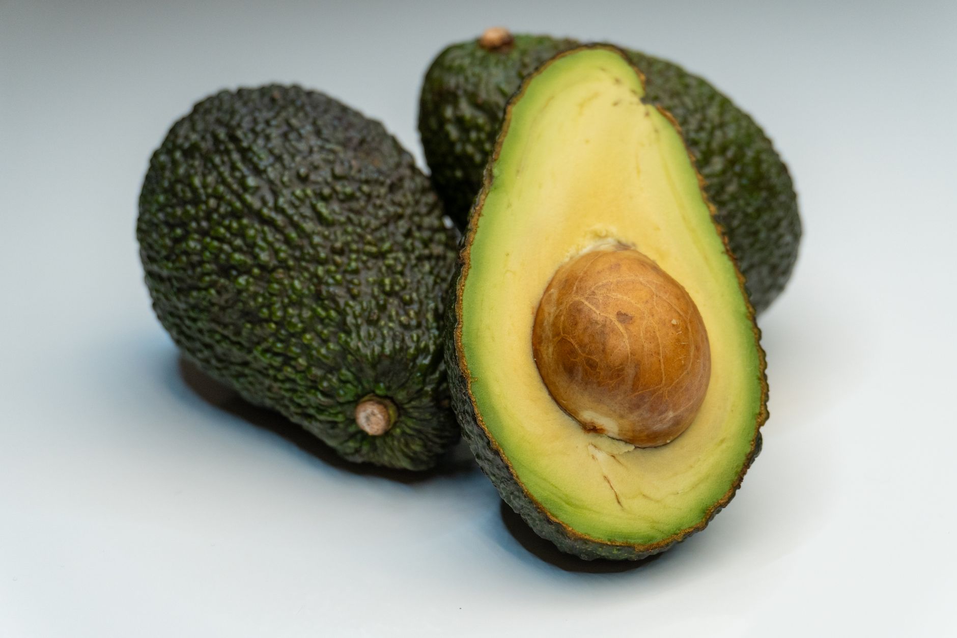 Avocat fruit ou légume : la vraie réponse côté botanique — avocat mûr coupé en deux
