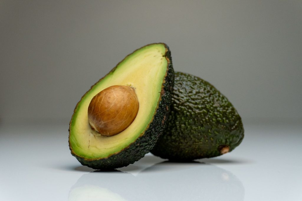 L'avocat est-il un fruit ou — avocat mûr coupé en deux