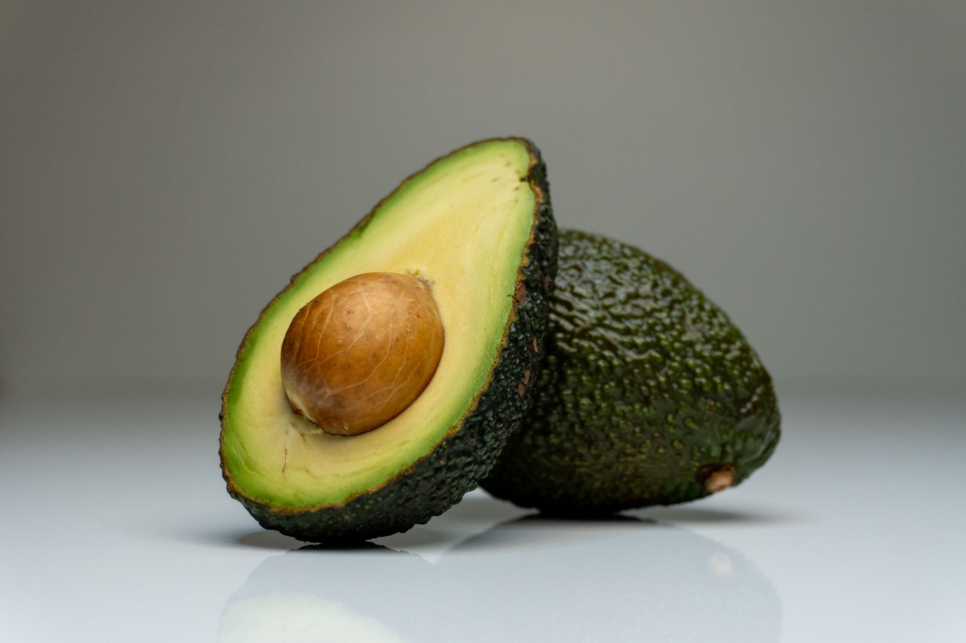 L'avocat est-il un fruit ou — avocat mûr coupé en deux