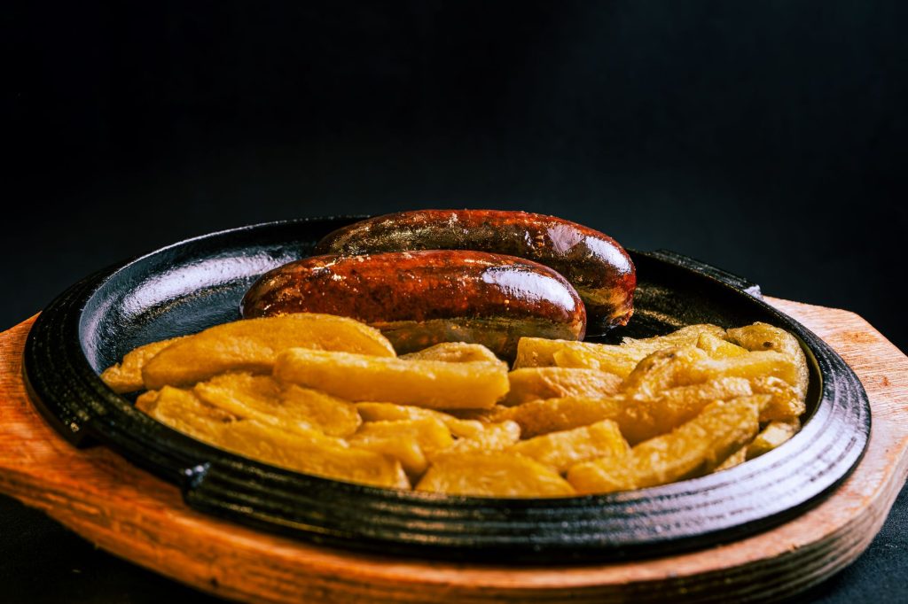 Le rougail saucisses, plat emblématique — rougail saucisses plat traditionnel