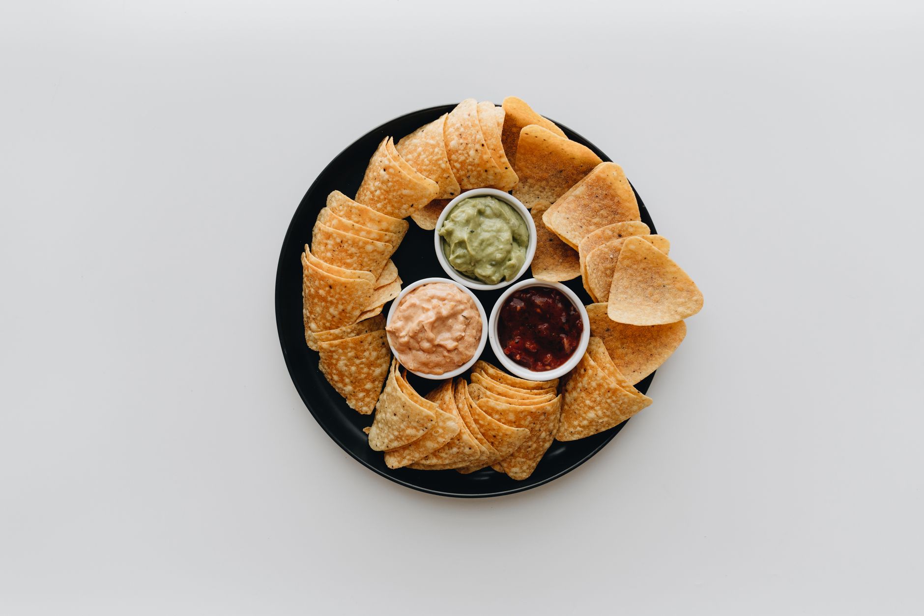 Comment composer un apéritif froid facile sans en faire trop — plateau d'apéritifs froids avec dips