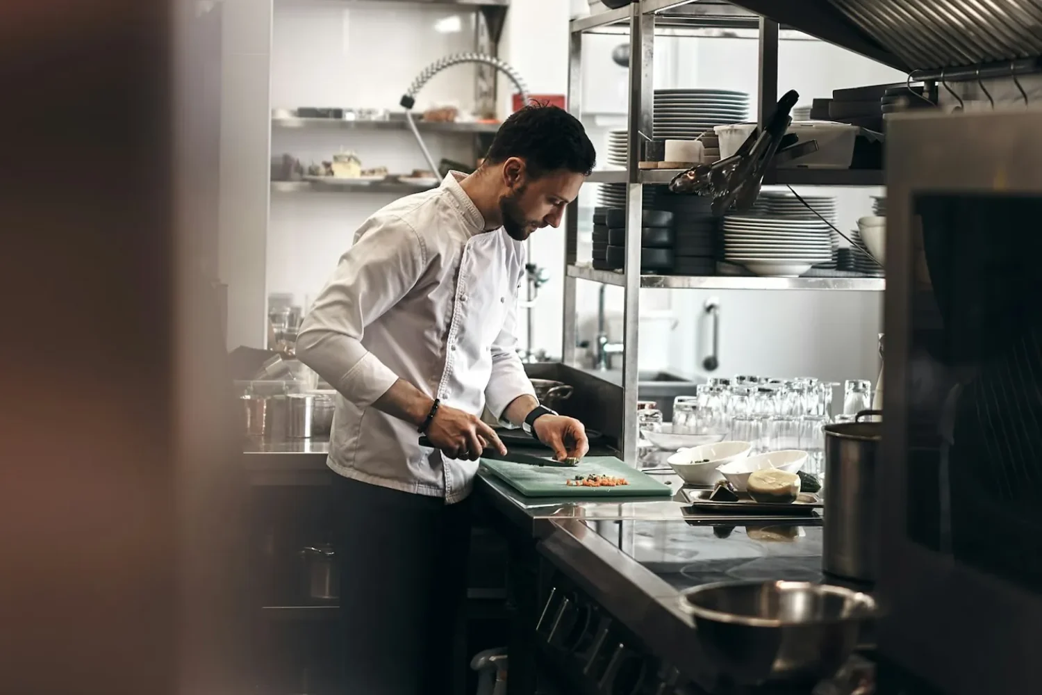 Tenue de chef cuisinier : ce que la veste, le tablier et le calot disent d&rsquo;une maison
