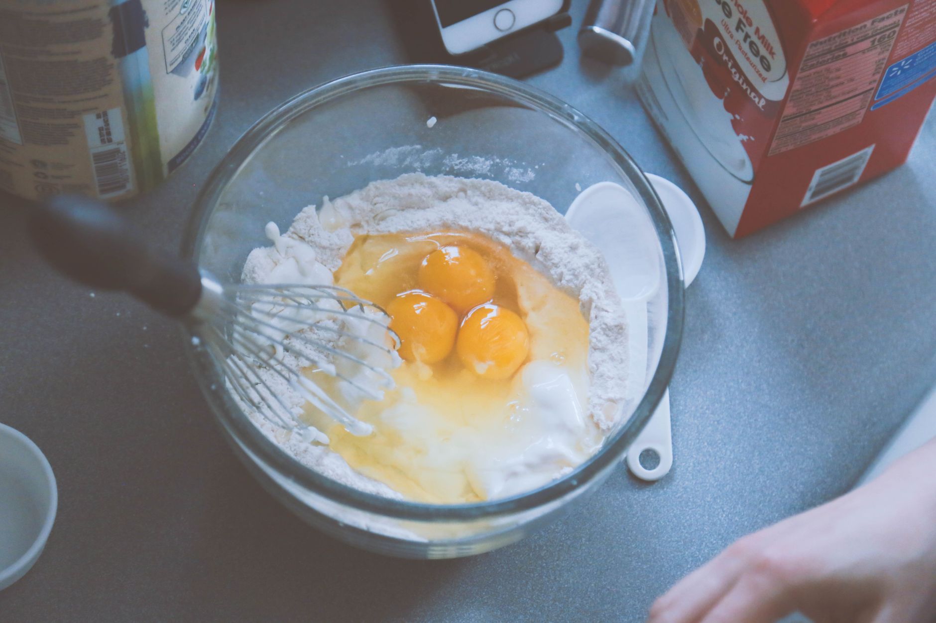 Pâte à crêpes sans repos : pourquoi la méthode fonctionne — bol de mélange pour pâte à crêpes