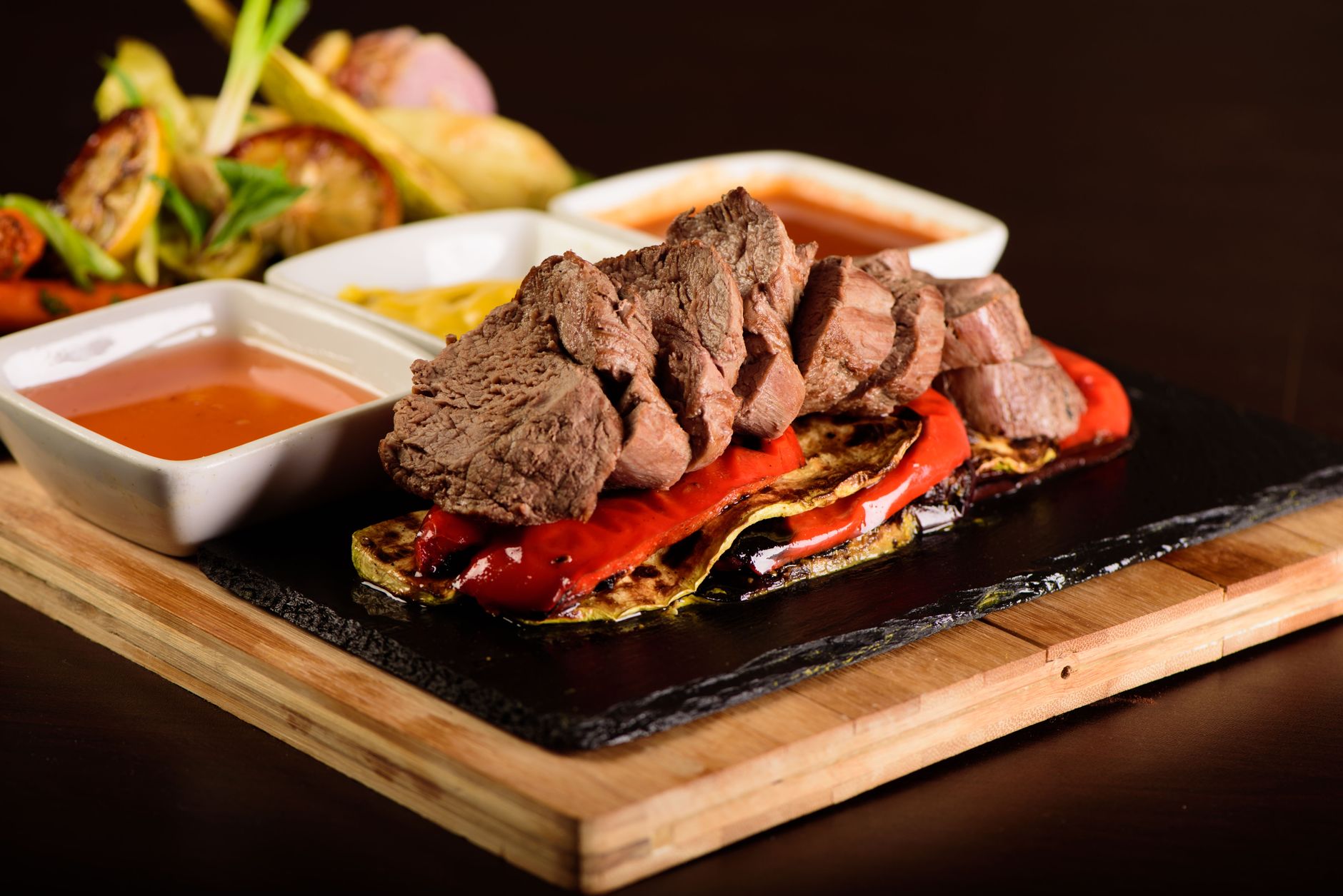 Pierrade et viande : composer une assiette équilibrée — assiette pierrade viande légumes grillés